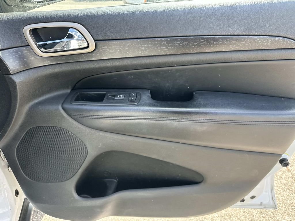 Used 2015 White/off-white Jeep Laredo image 11