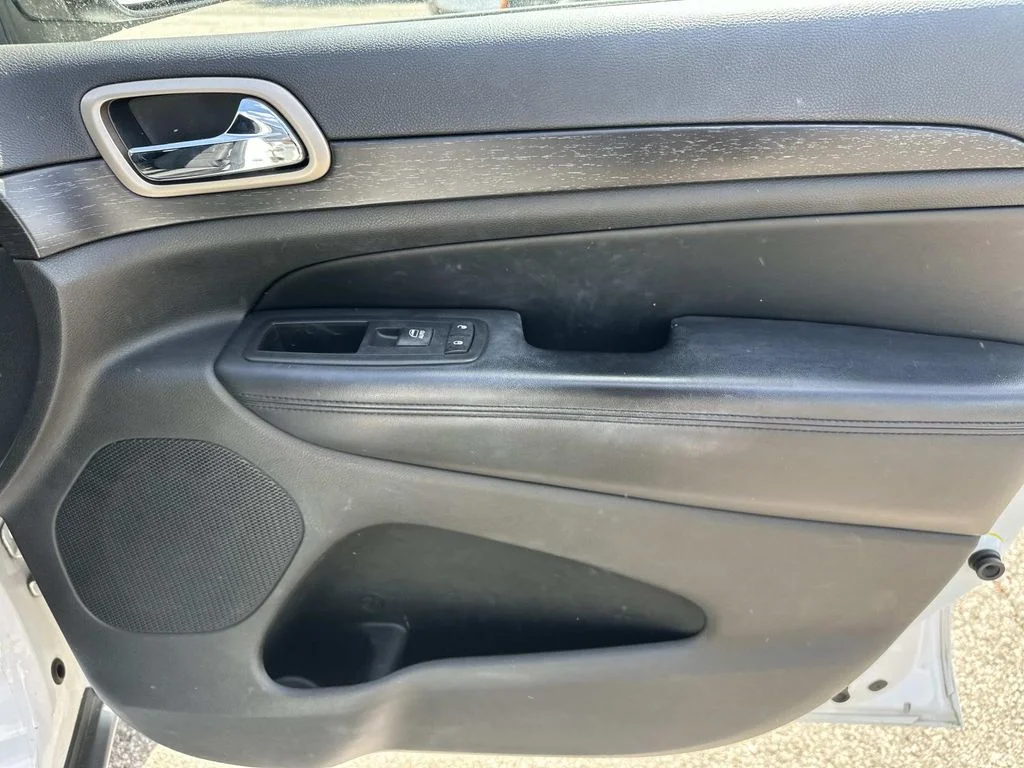 Used 2015 White/off-white Jeep Laredo image 11