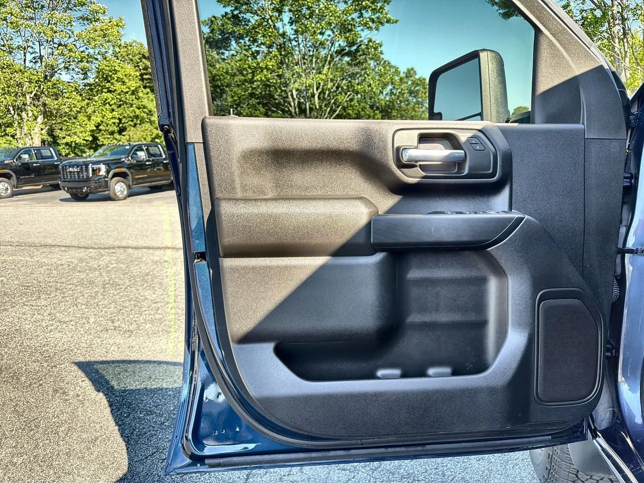 Used 2022 Northsky Blue Metallic Chevrolet Custom image 18