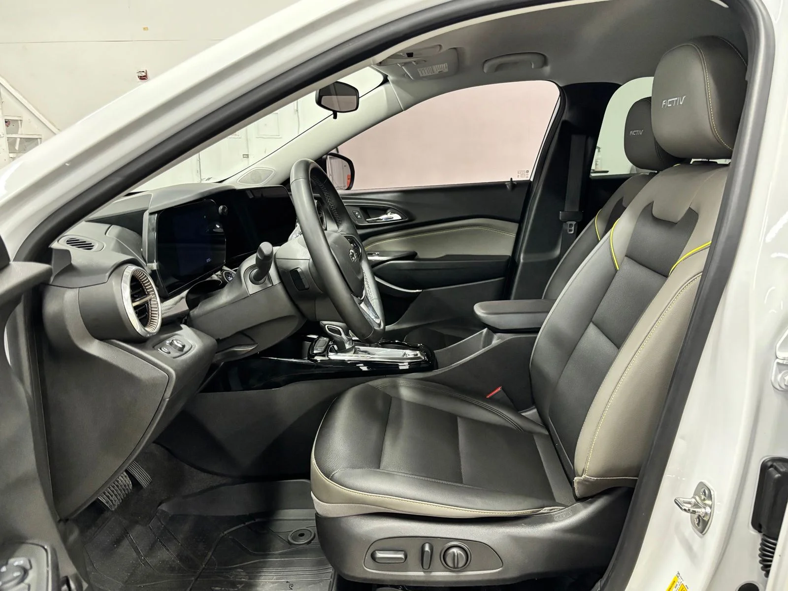 Used 2025 White Chevrolet ACTIV image 17