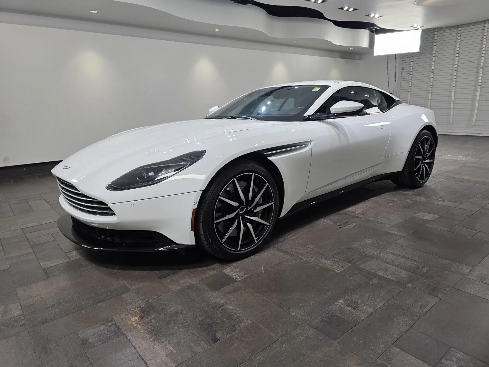Used 2023 Lunar White Aston Martin V8 Coupe image 25