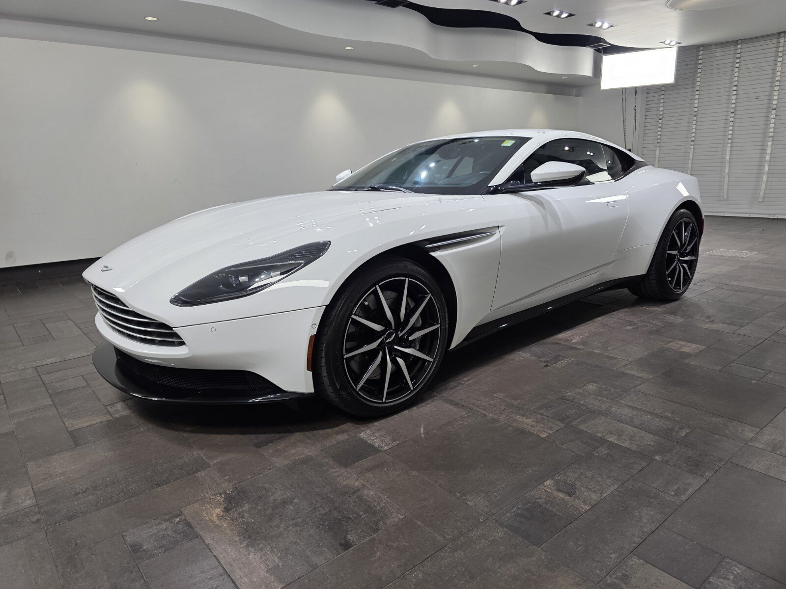 Used 2023 Lunar White Aston Martin V8 Coupe image 25