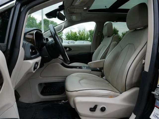 Used 2021 Brilliant Black Crystal Pearlcoat Chrysler Limited image 17