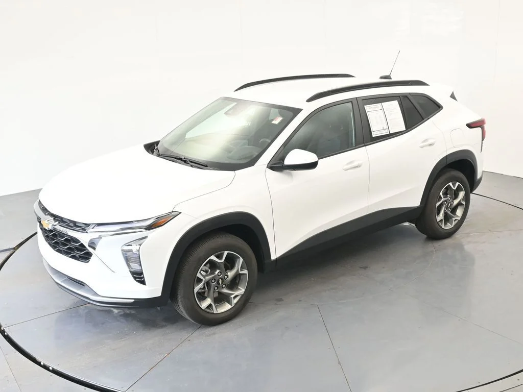 Used 2025 Summit White Chevrolet LT image 23