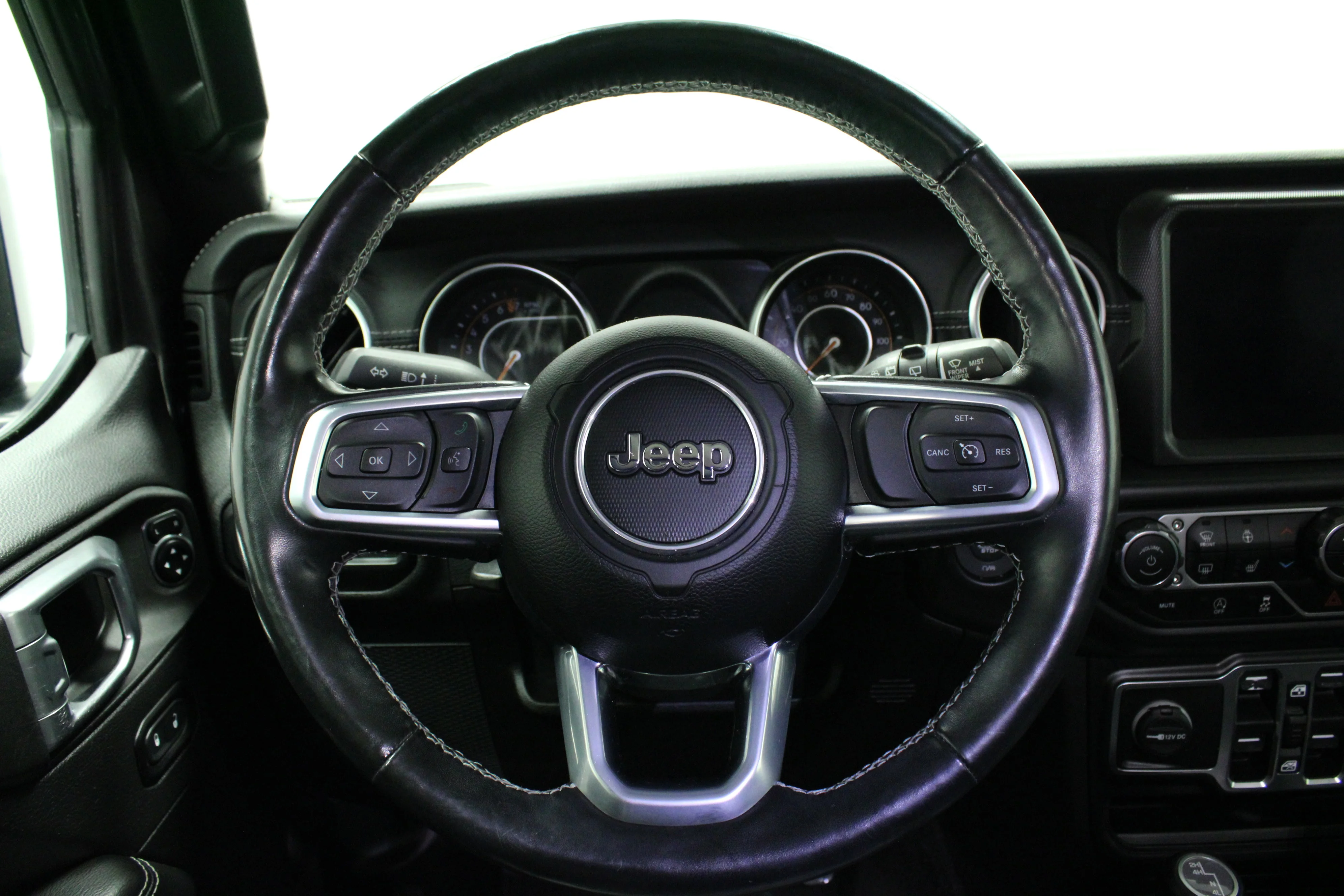 Used 2021 Granite Crystal Metallic Clearcoat Jeep Sahara image 14