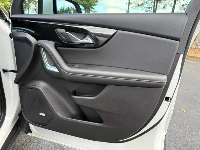 Used 2023 IRIDESCENT PEARL TRICOAT Chevrolet Premier image 14