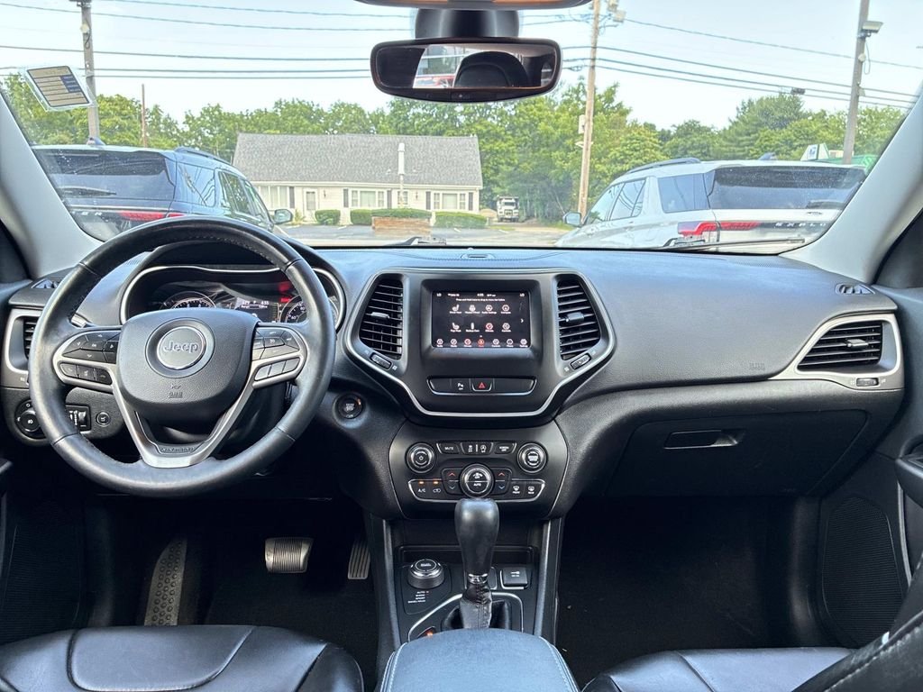 Used 2019 Black Jeep Latitude Plus image 18