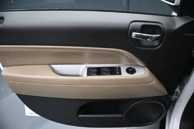 Used 2016 Bright White Clearcoat Jeep Latitude image 20