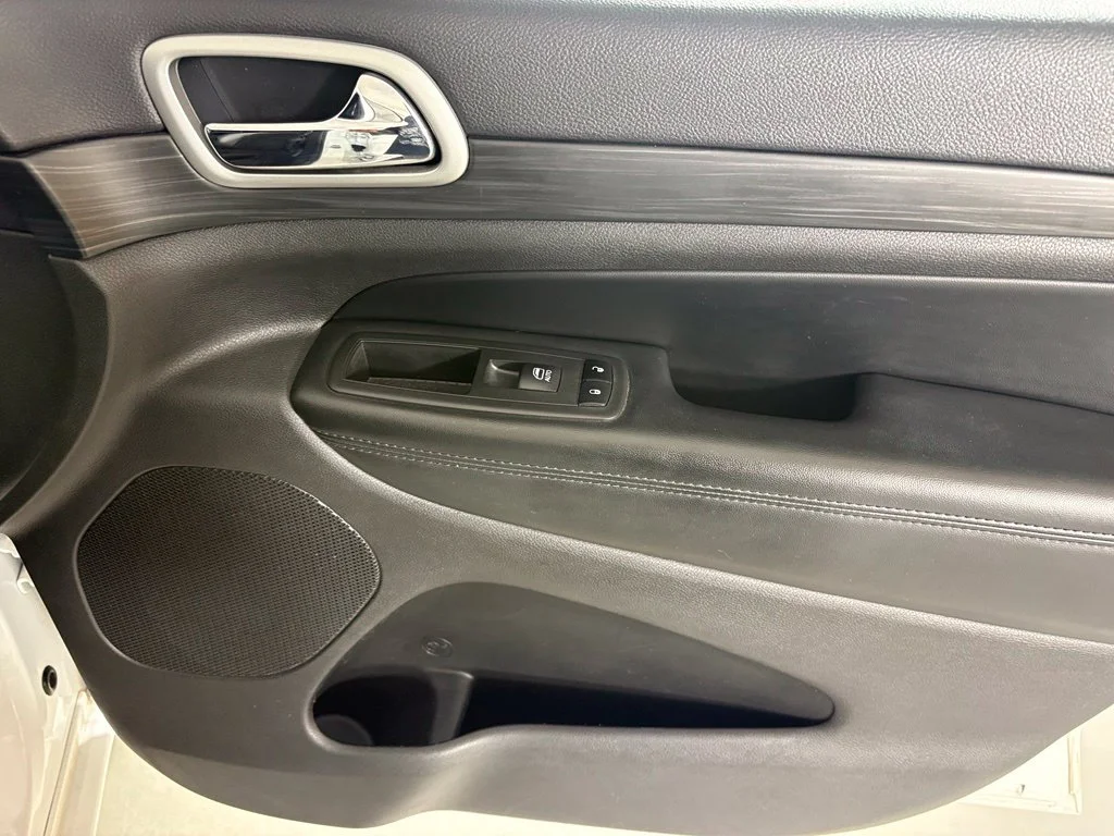 Used 2019 White Jeep Altitude image 12
