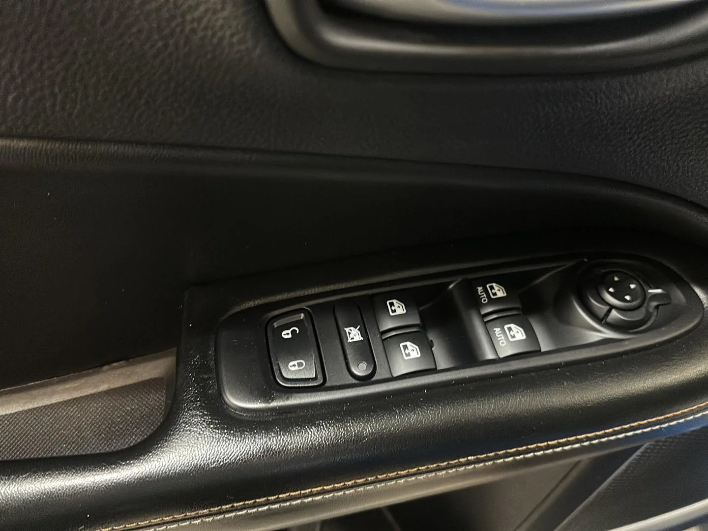 Used 2018 Laser Blue Pearlcoat Jeep Latitude image 18