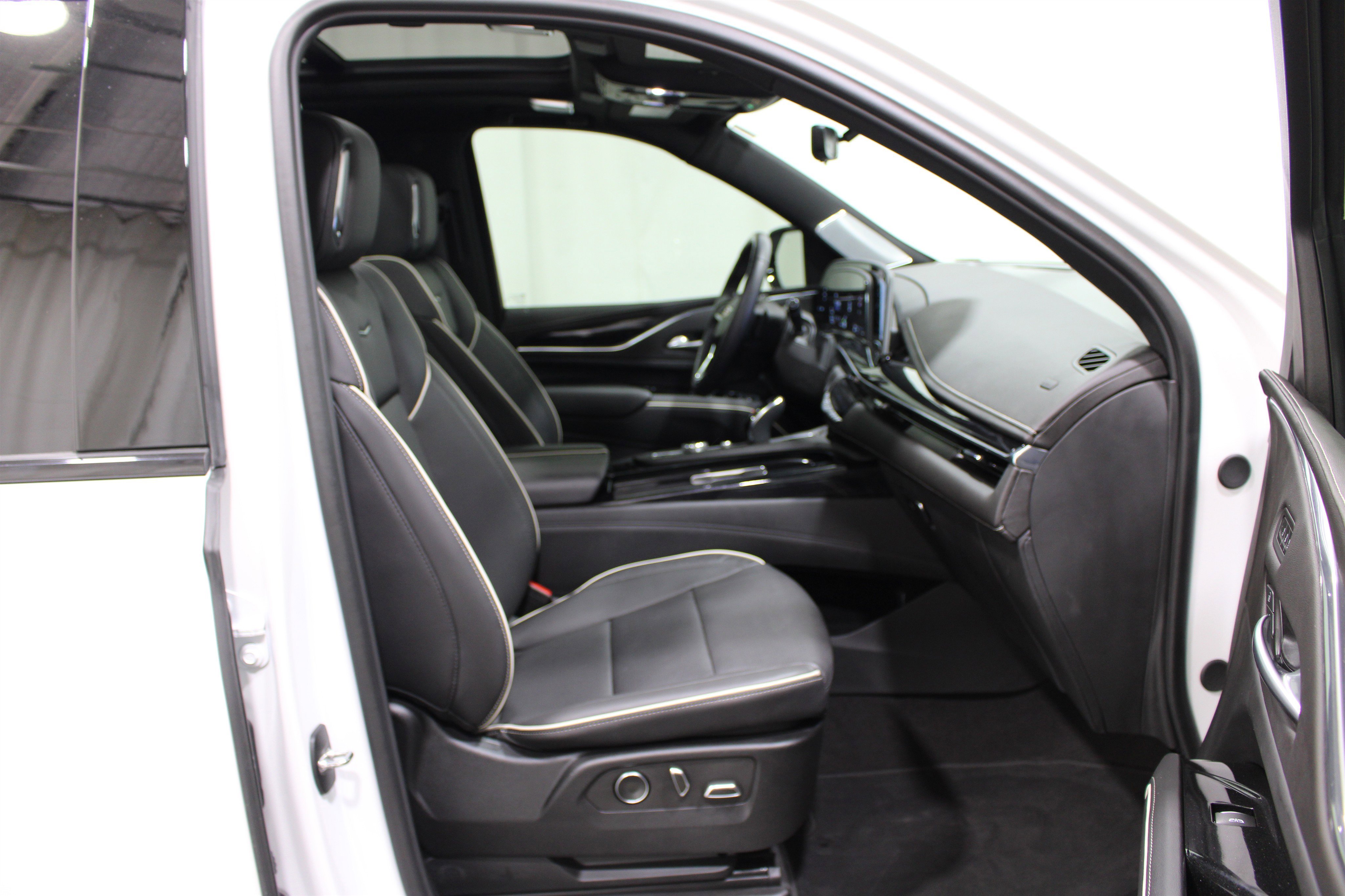 Used 2024 Crystal White Tricoat Cadillac 4WD Sport image 30