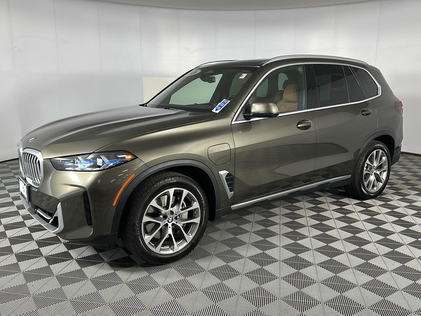 New 2026 Manhattan Green Metallic BMW xDrive50e image 10