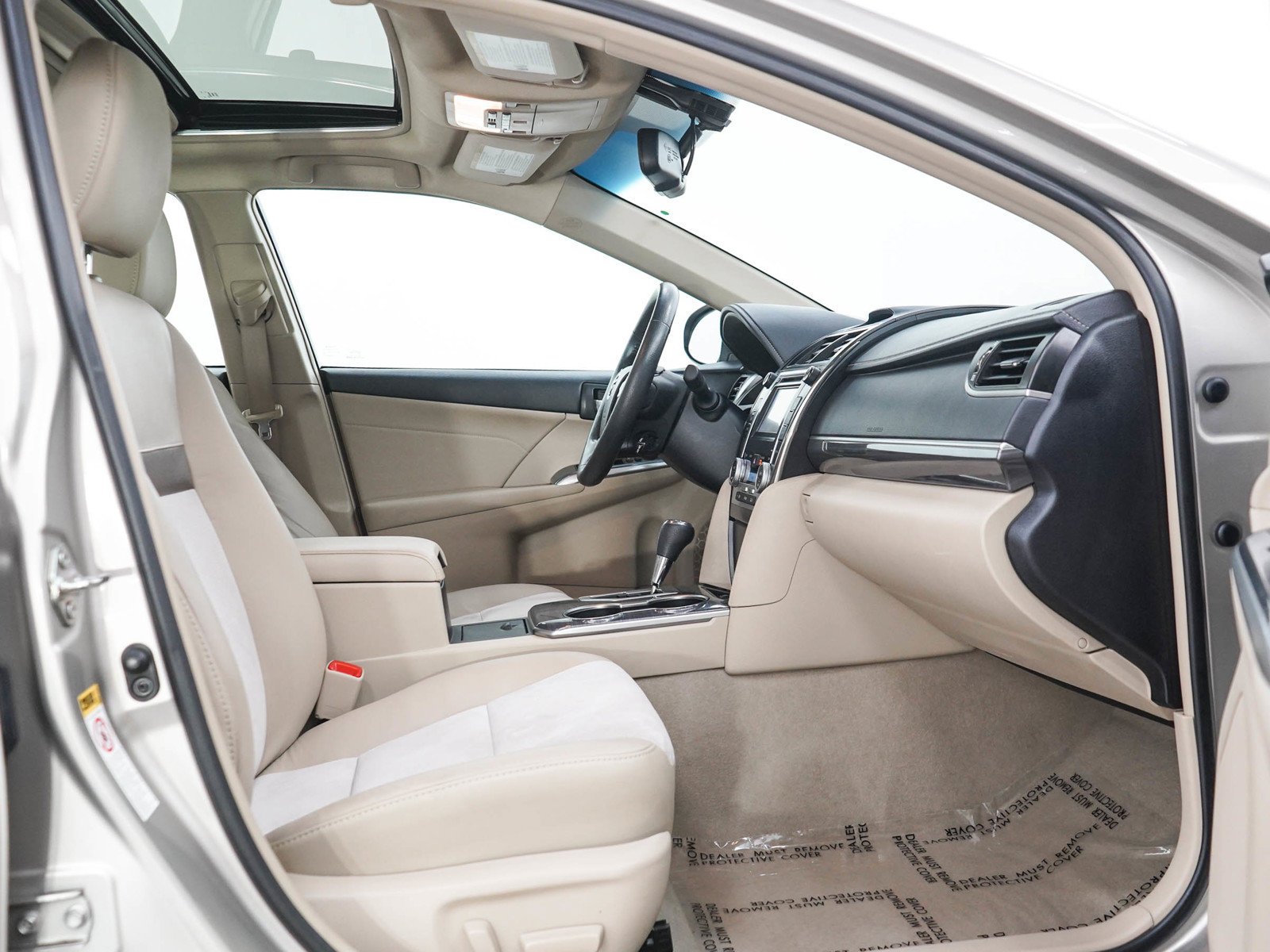 Used 2014 Creme Brulee Mica Toyota 4dr Sdn XLE (Natl) *Ltd Avail* image 12