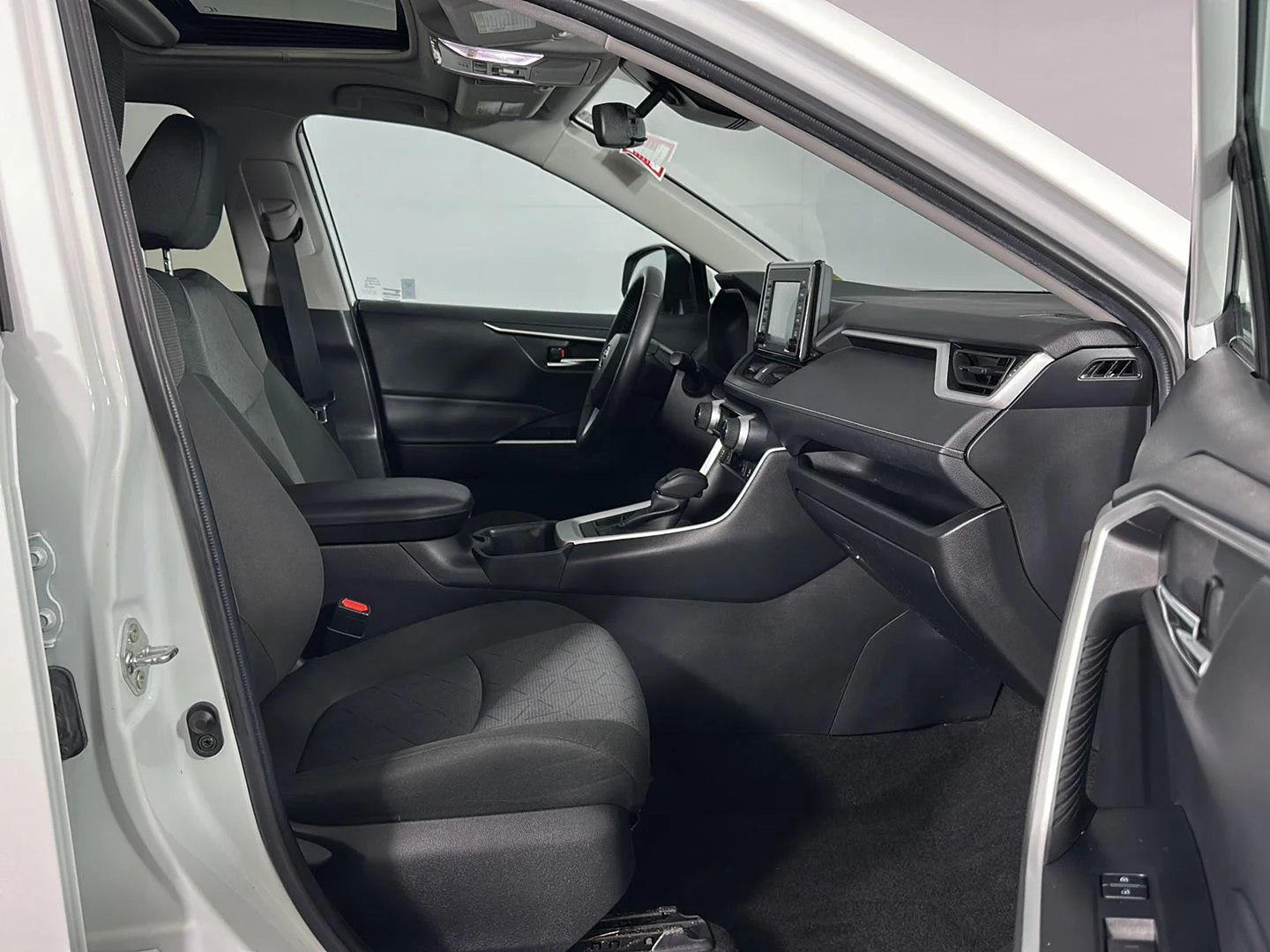 Used 2022 White Toyota XLE image 30