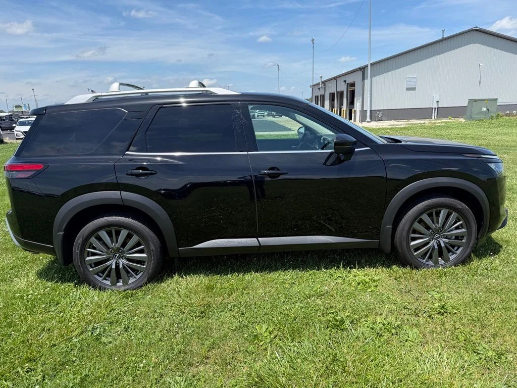 Certified Used 2025 Super Black Nissan SL image 4