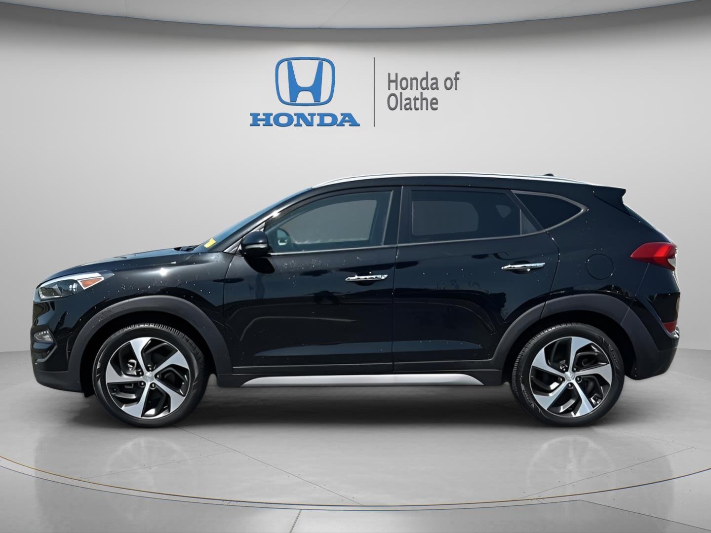 Used 2018 Black Noir Pearl Hyundai Limited image 3