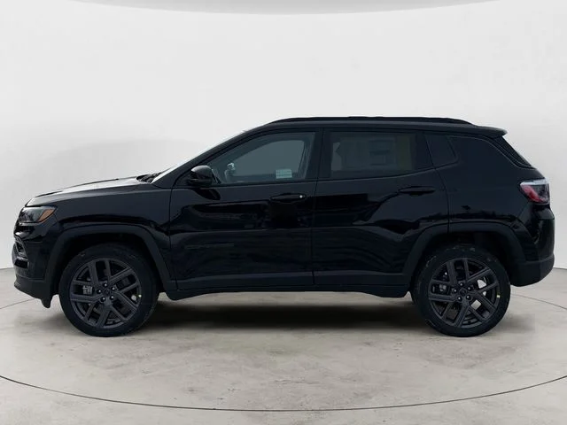 New 2026 Diamond Black Crystal Pearl-Coat Exterior Paint Jeep Limited image 2
