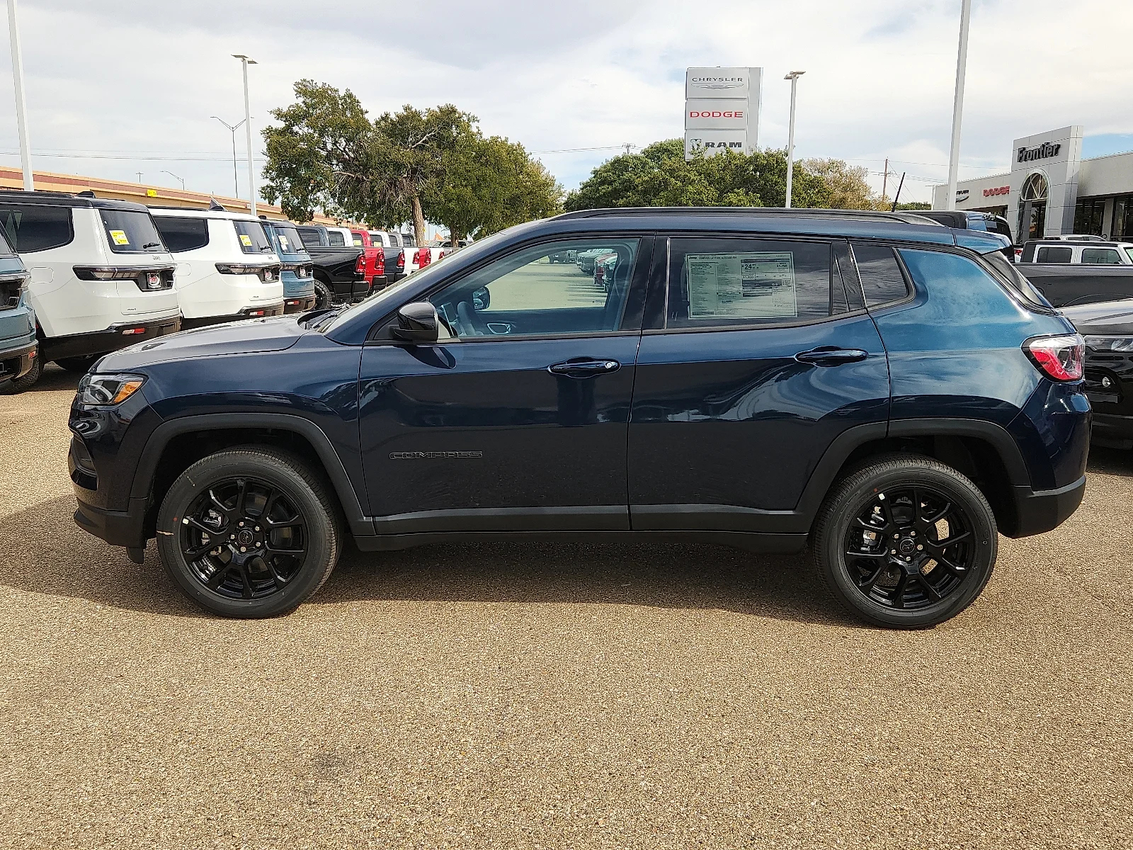 New 2027 Fathom Blue Pearl-Coat Paint Jeep LATITUDE ALTITUDE 4X4 image 2