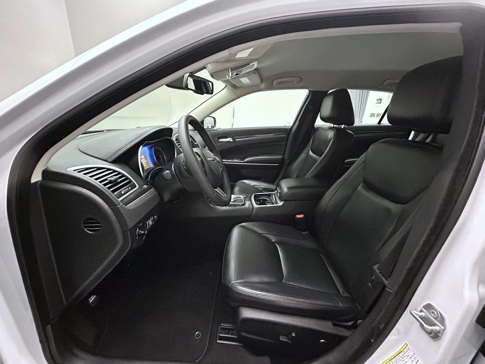 Used 2022 White Chrysler Touring image 10