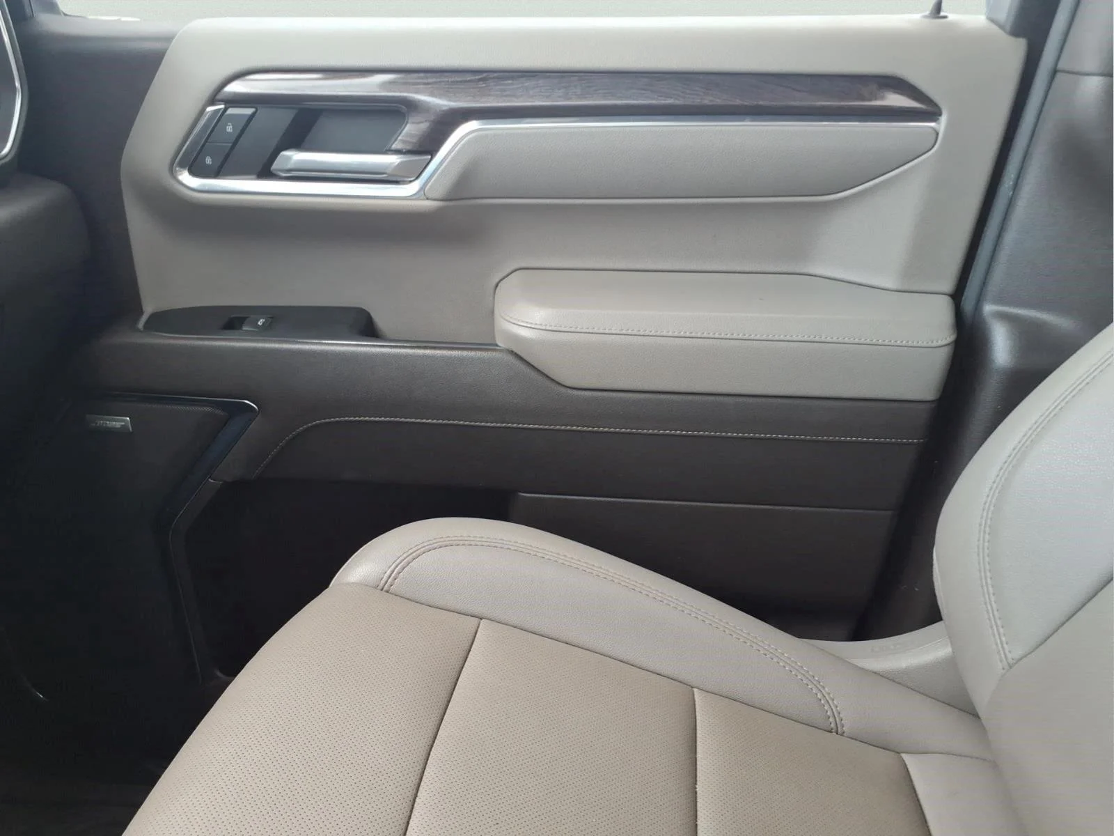 Used 2023 SUMMIT WHITE Chevrolet LTZ image 27