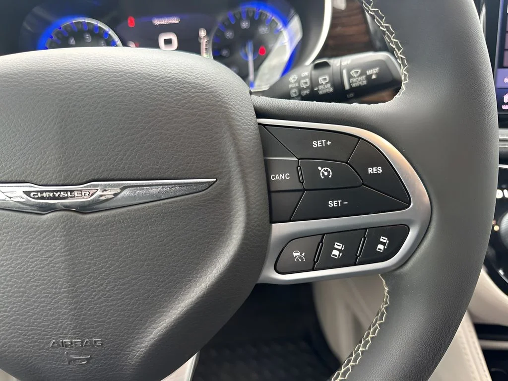 Used 2022 Silver Chrysler Limited image 17