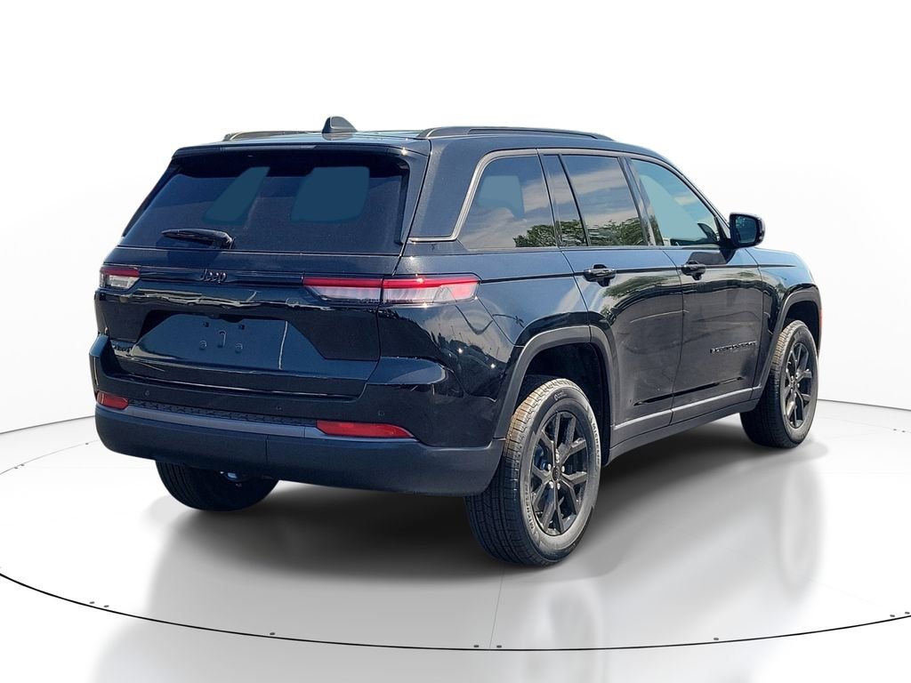 New 2026 Diamond Black Crystal Pearlcoat Jeep Altitude image 4