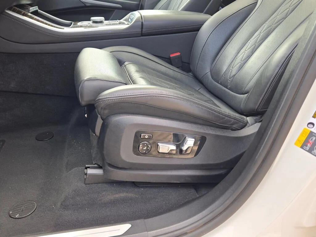 Used 2025 Alpine White BMW xDrive50e image 25