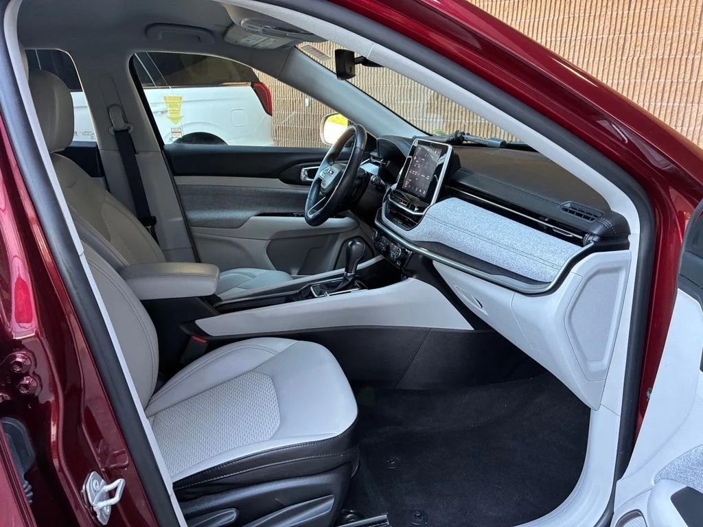 Used 2022 Red Jeep Latitude image 44