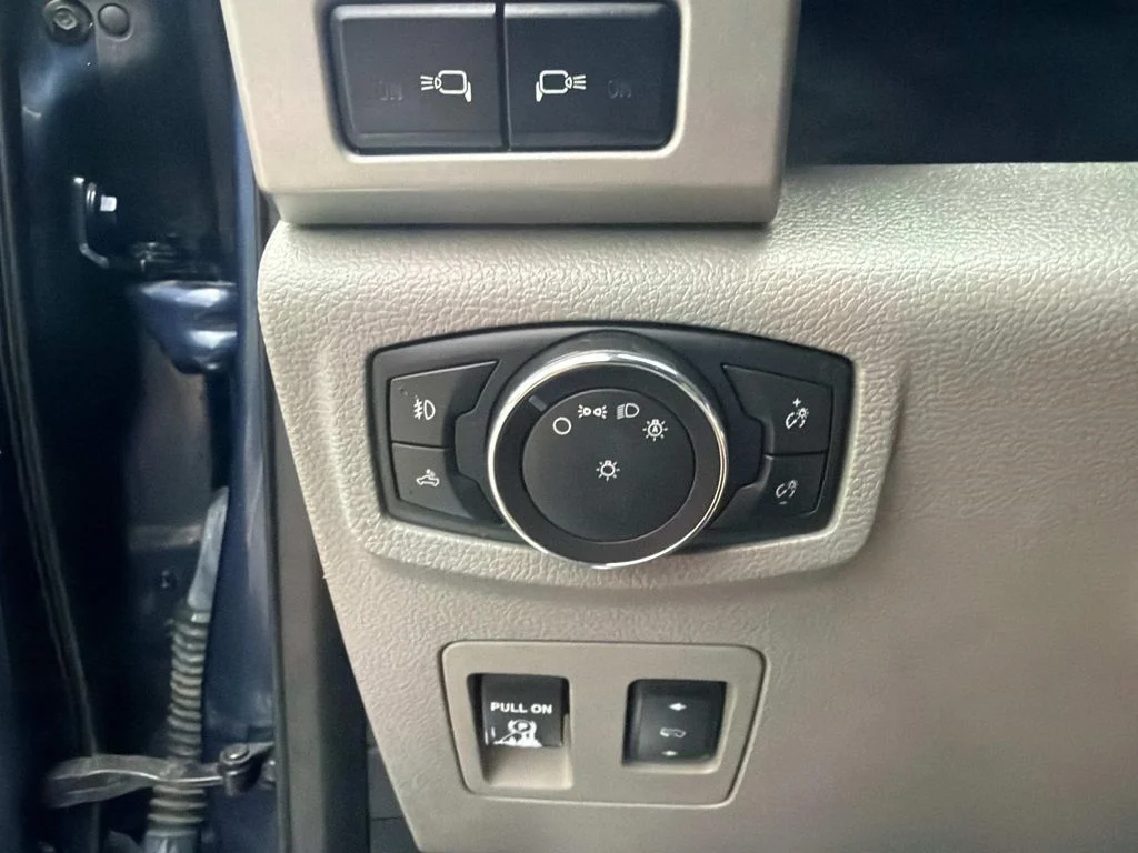 Used 2018 Blue Jeans Metallic Ford Lariat image 31