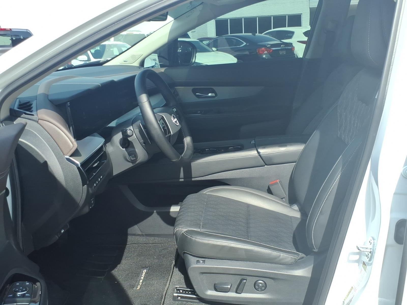 Used 2025 Everest White Pearl Tricoat Nissan Platinum image 11