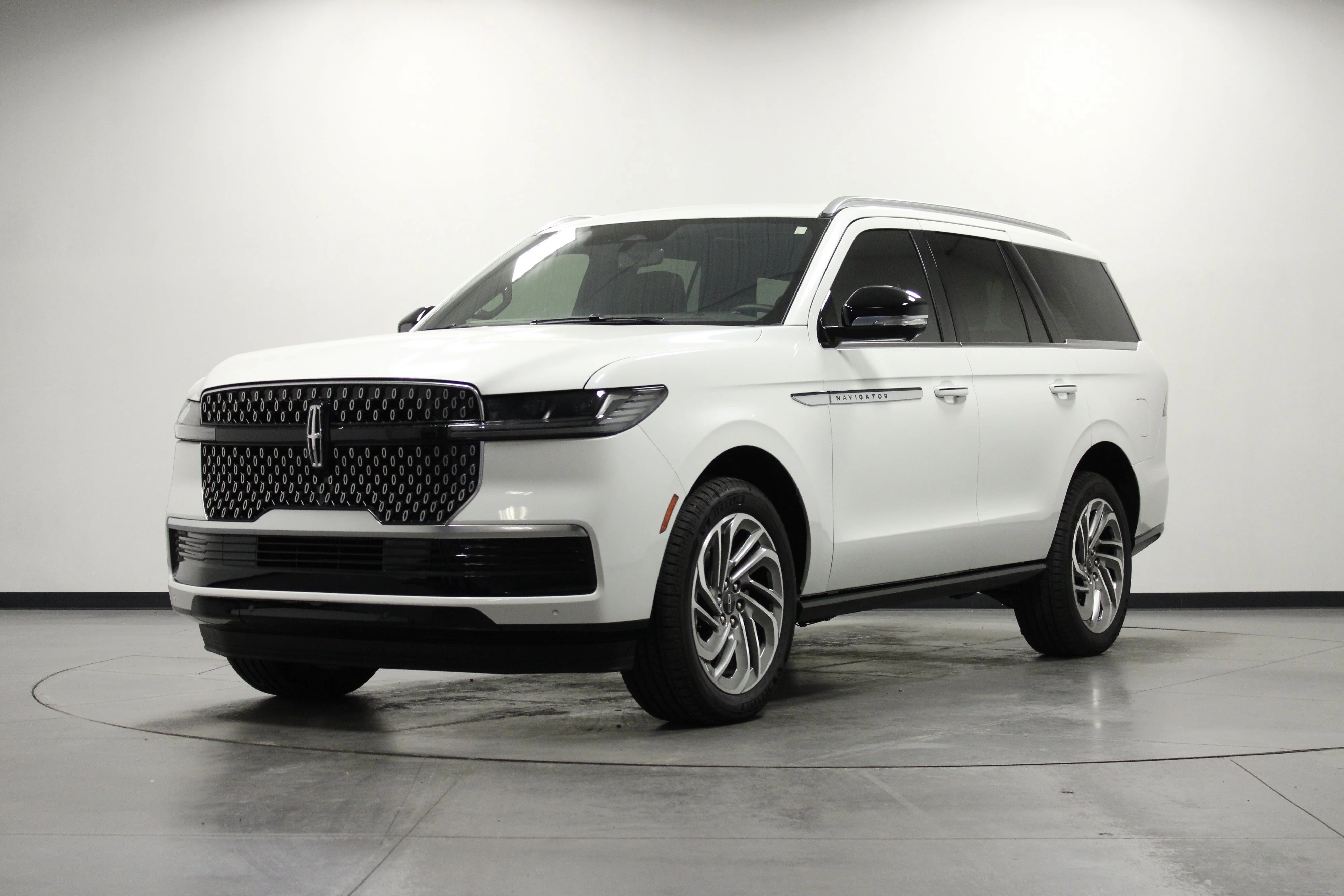 Used 2025 White Metallic Lincoln Reserve image 8