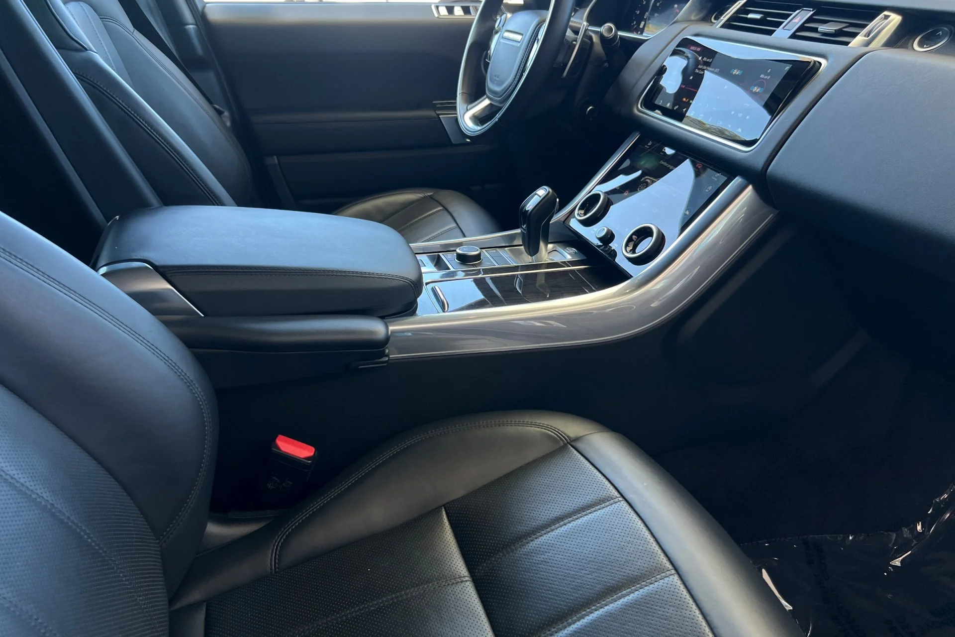 Used 2022 Eiger Grey Metallic Land Rover HSE Silver Edition image 18