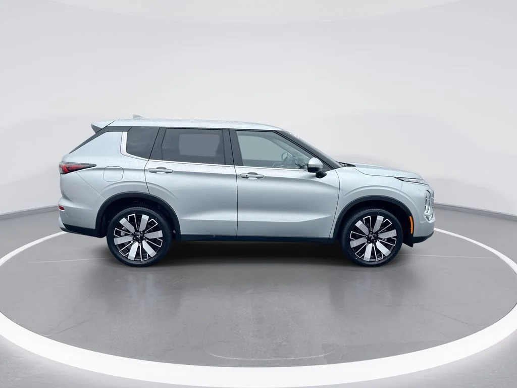 Used 2025 Silver Mitsubishi SE image 9
