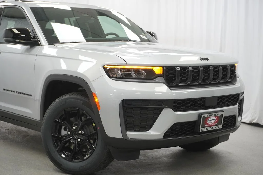 New 2026 Silver Zynith Exterior Paint Jeep Laredo Altitude image 3
