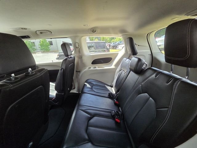 Used 2024 Silver Chrysler Touring L image 6