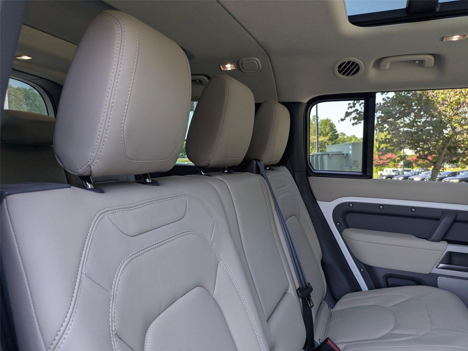 Used 2024 Fuji White Land Rover S image 32