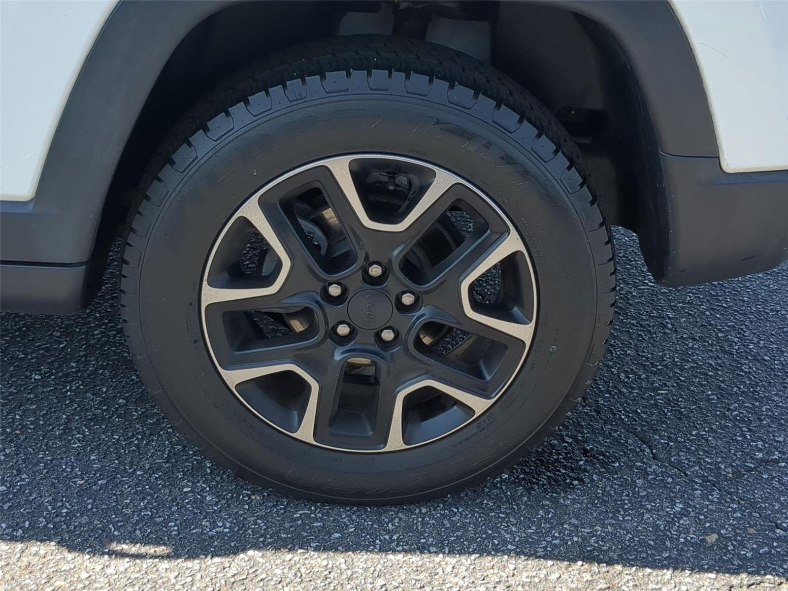 Used 2019 White Clearcoat Jeep Trailhawk image 11