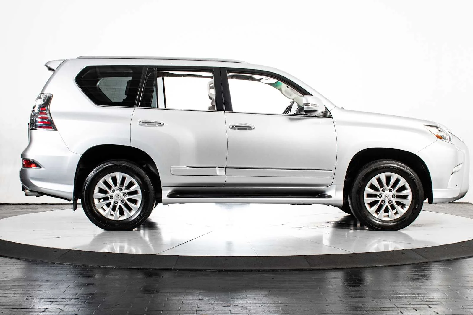 Used 2018 Silver Lining Metallic Lexus Premium image 9