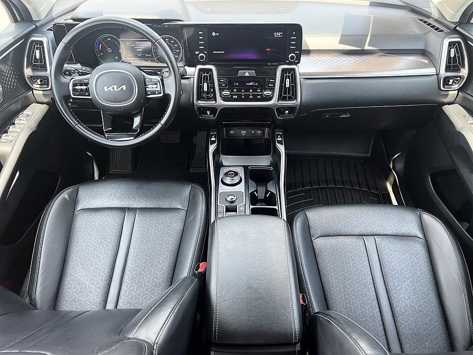 Used 2022 Snow White Pearl Kia EX image 18