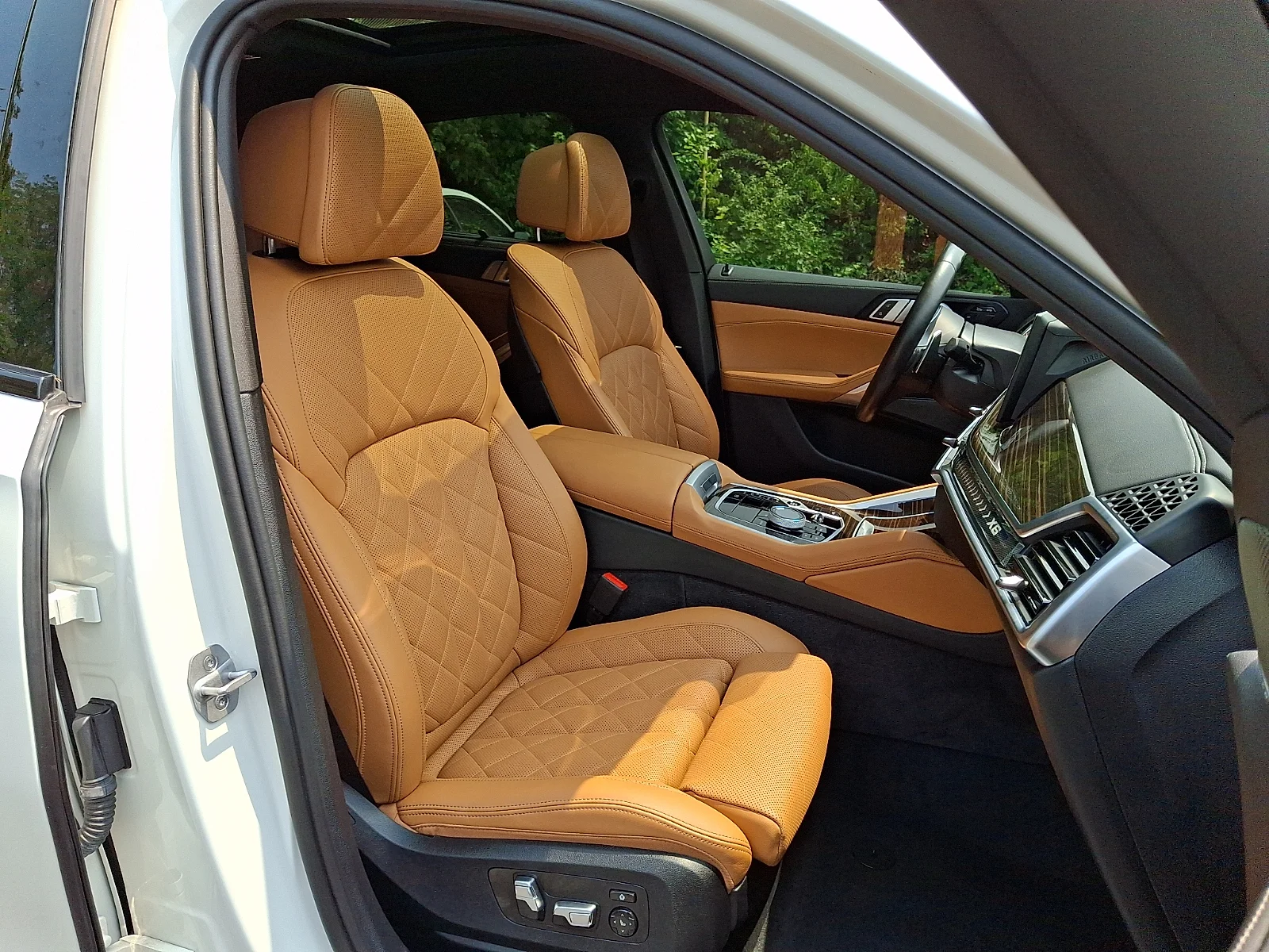 Used 2024 Mineral White Metallic - A96 BMW xDrive40i image 3