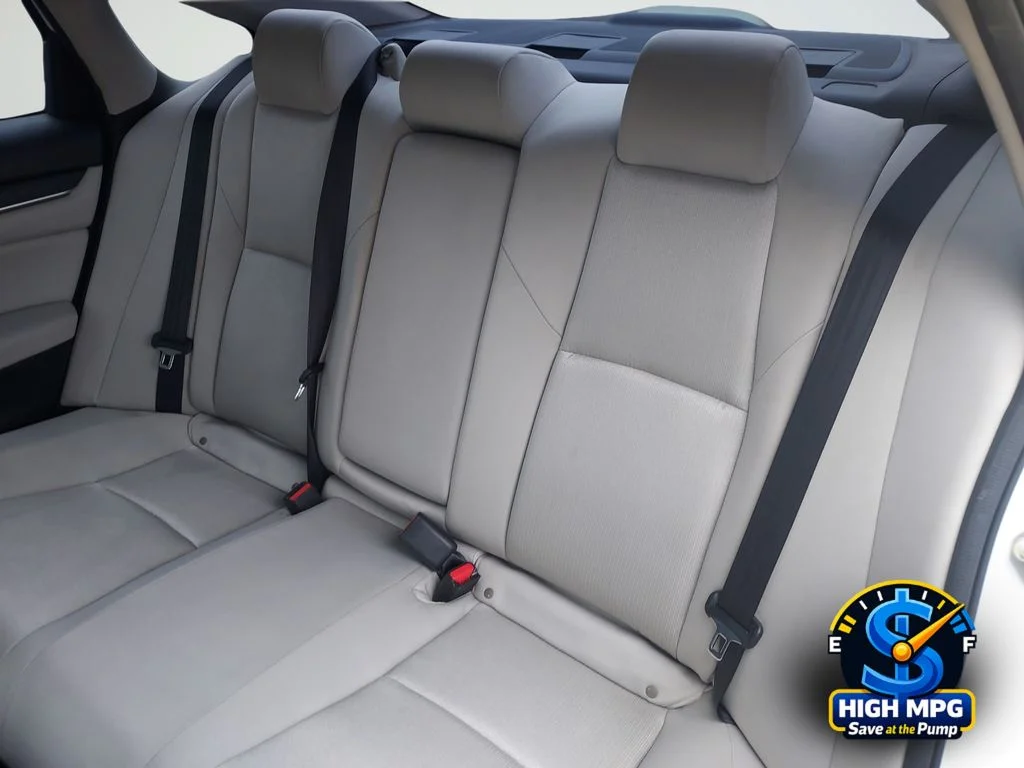 Used 2018 White Honda LX image 36