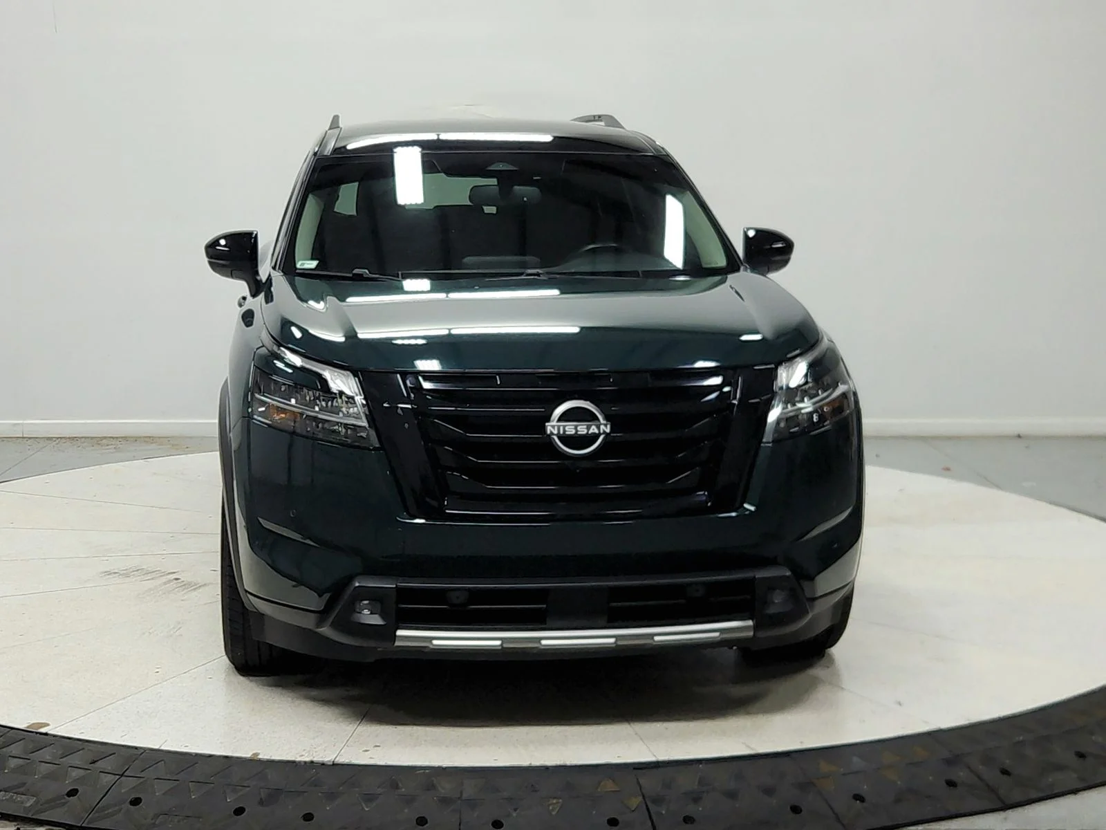 Used 2022 Green 2 Tone Nissan SL image 3