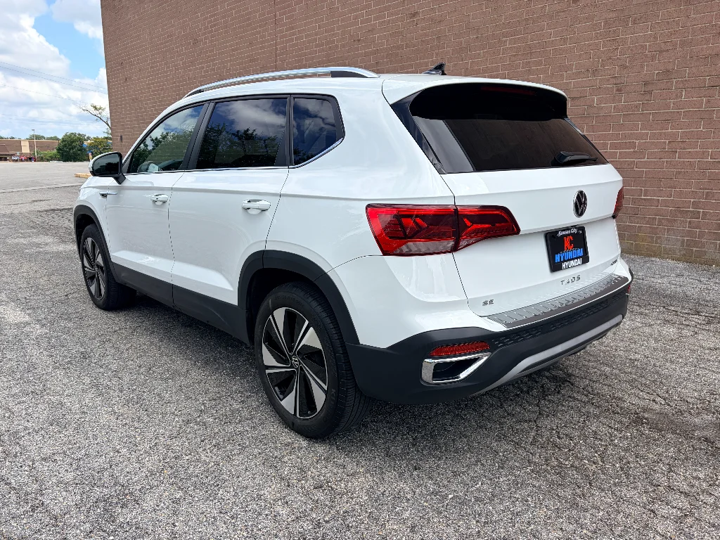 Used 2024 Pure White Volkswagen SE image 3