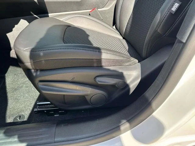 New 2026 White Jeep Latitude image 18