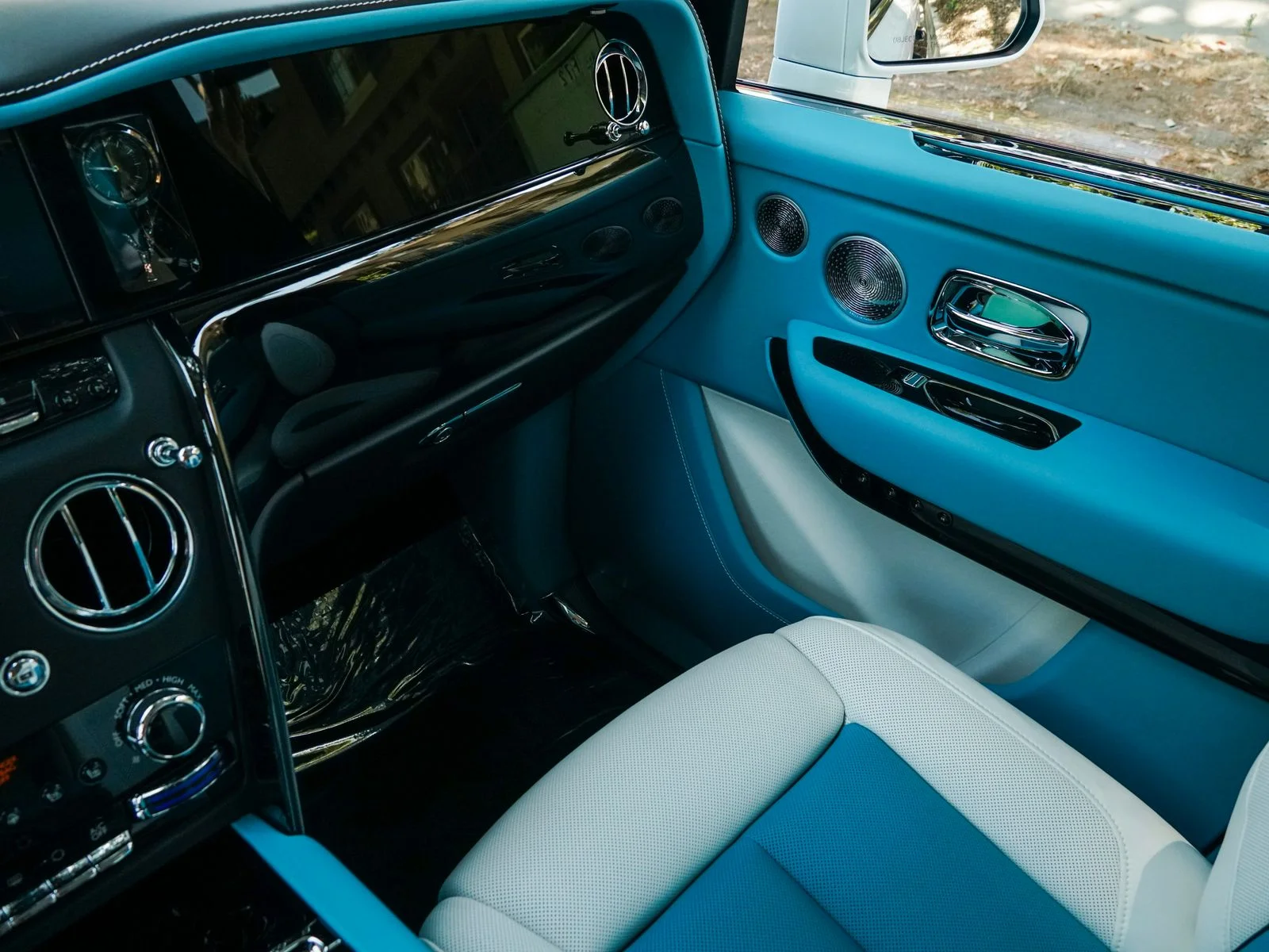 New 2027 Arctic White Rolls-Royce Black Badge image 24