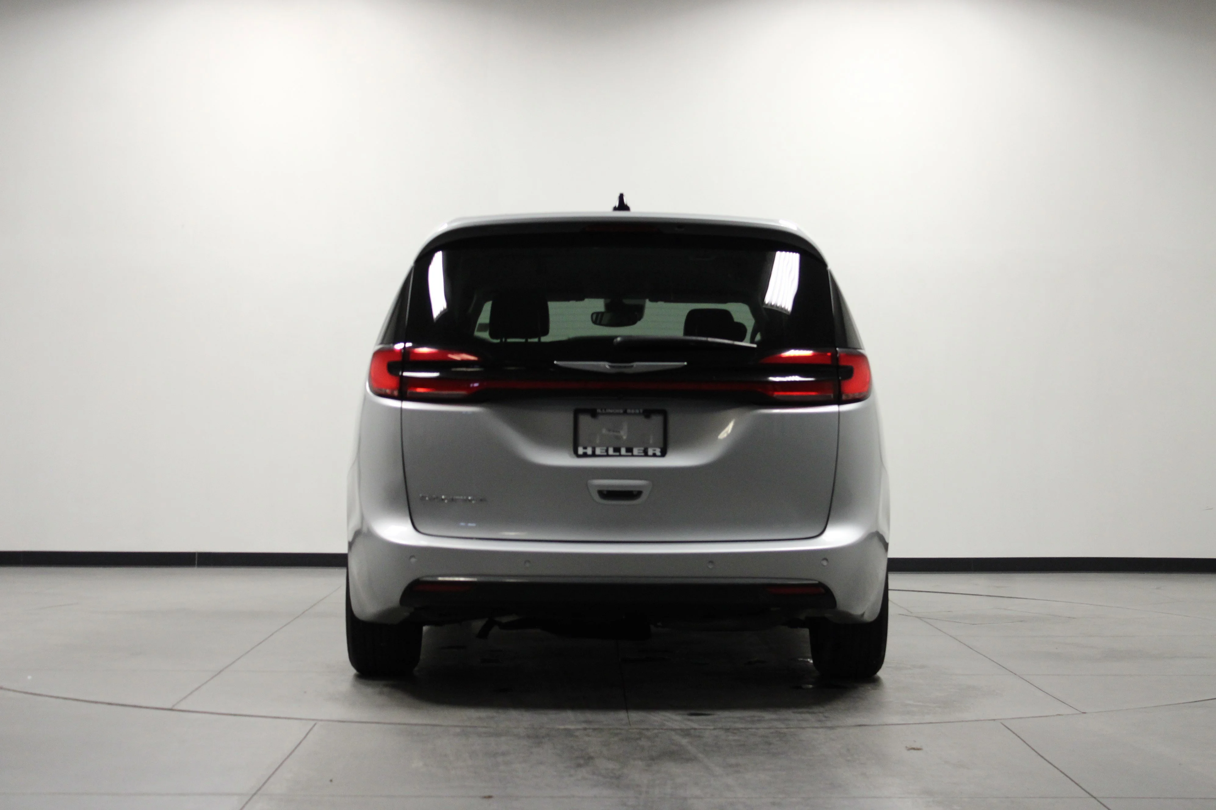 Used 2024 Silver Mist Clearcoat Chrysler Touring L image 5