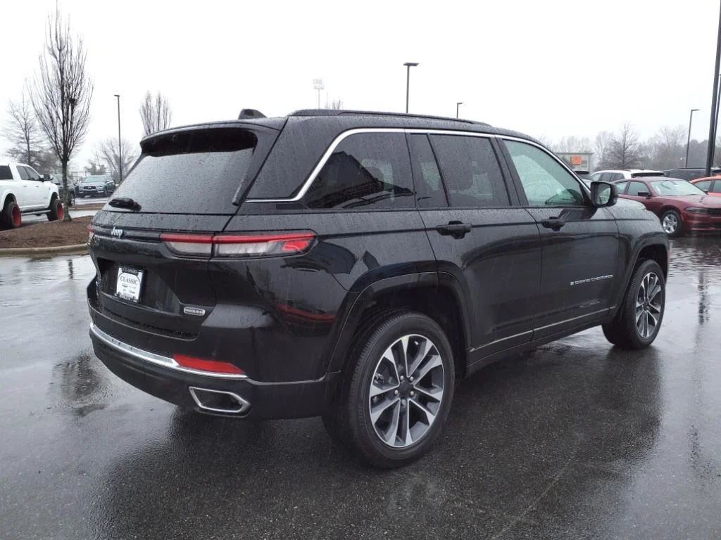 New 2024 Diamond Black Crystal Pearl-Coat Exterior Paint Jeep Overland image 19