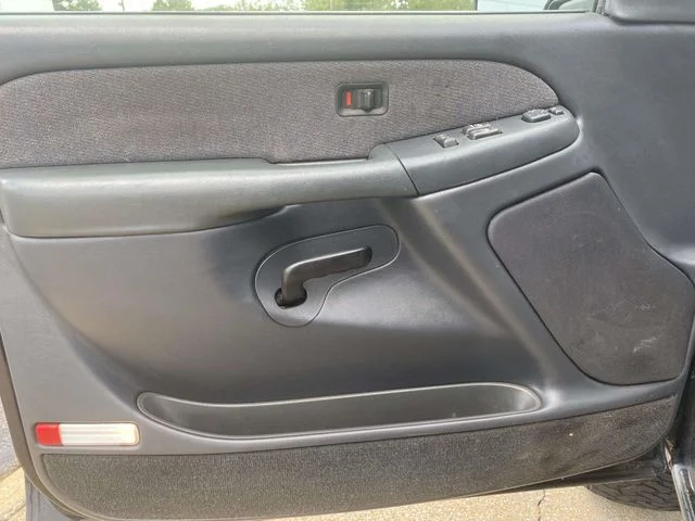 Used 2001 Black GMC SLE image 13