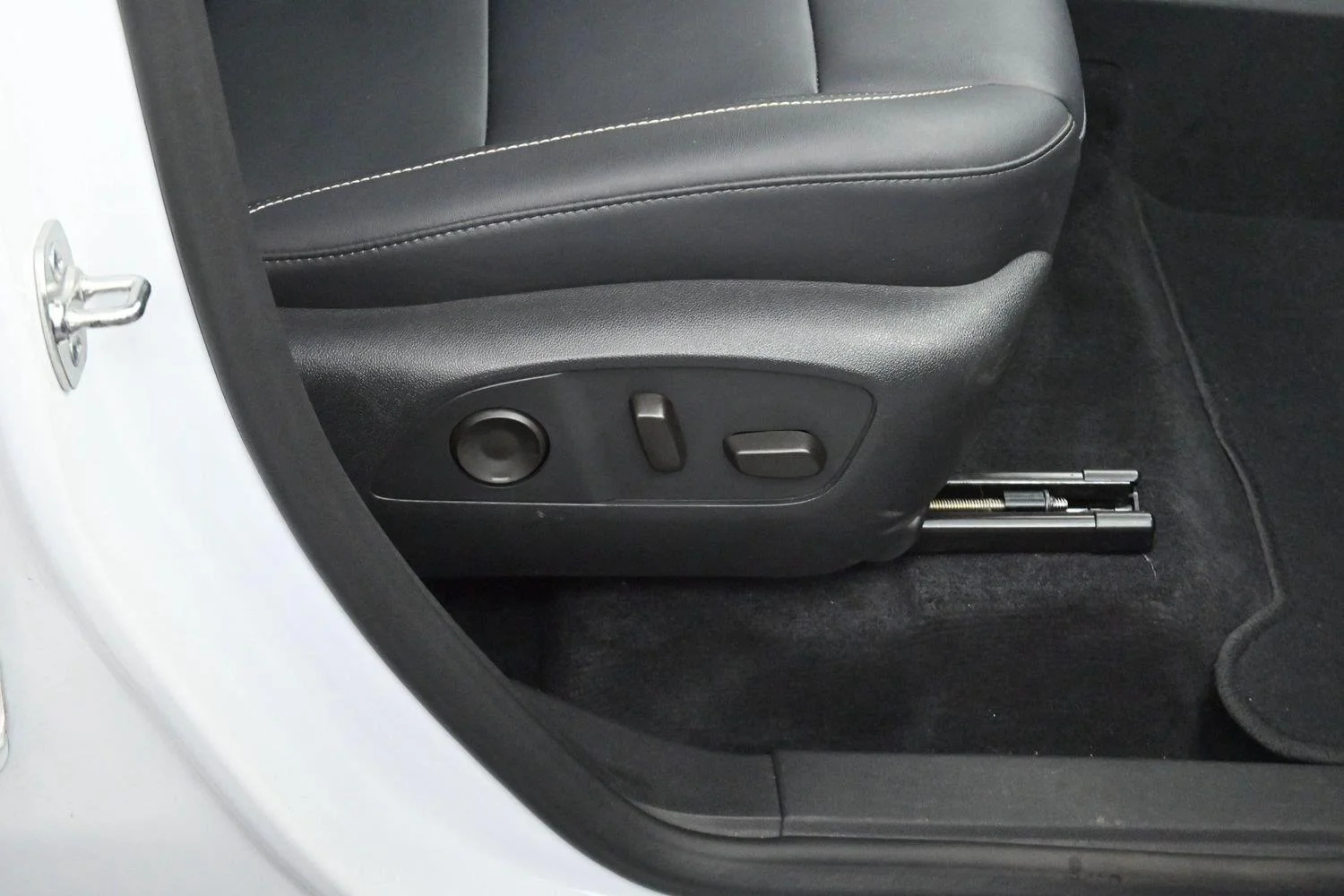 Used 2024 Summit White GMC FWD Elevation image 33