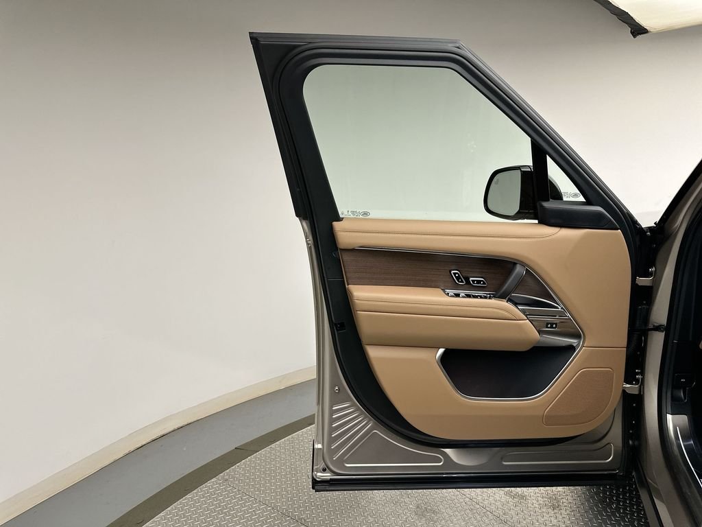 New 2026 Batumi Gold Premium Metallic Land Rover SE image 9